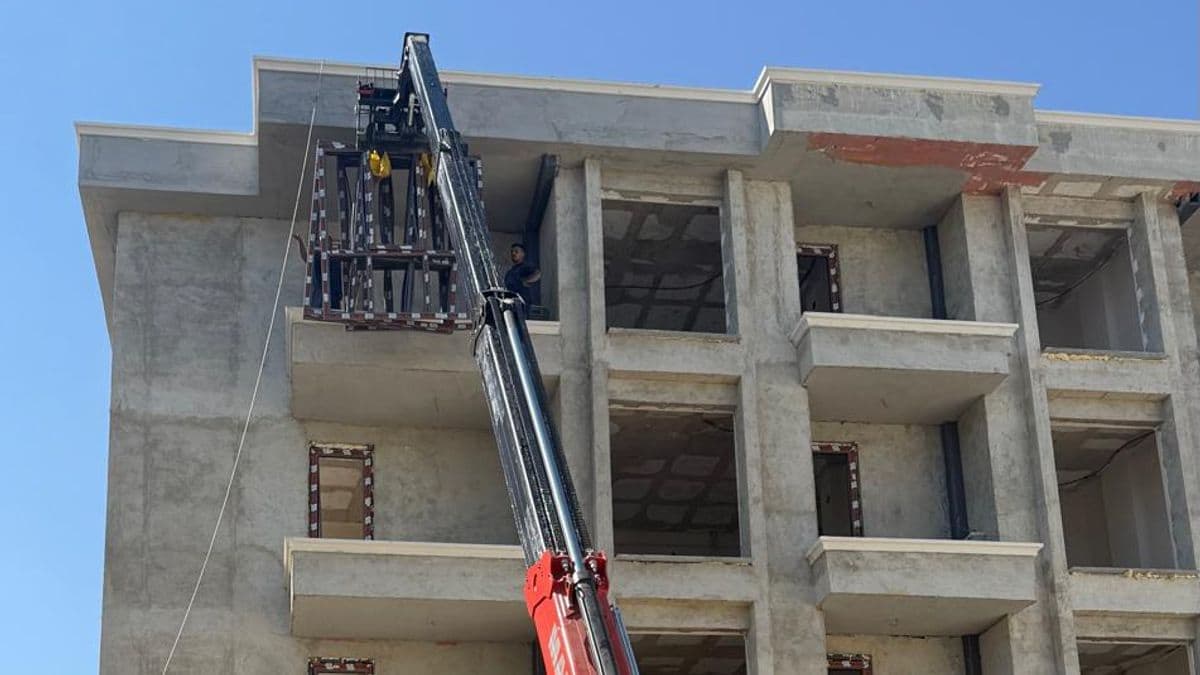 Manitou teleskopik yükleyici bina katına malzeme veriyor — Samsun şantiyesi