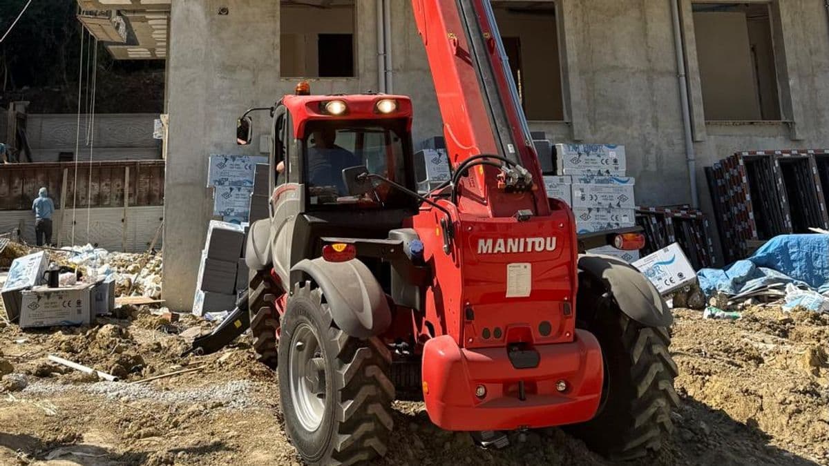 Samsun'da Manitou teleskopik yükleyici şantiyede çalışıyor — Ay Lift Makina