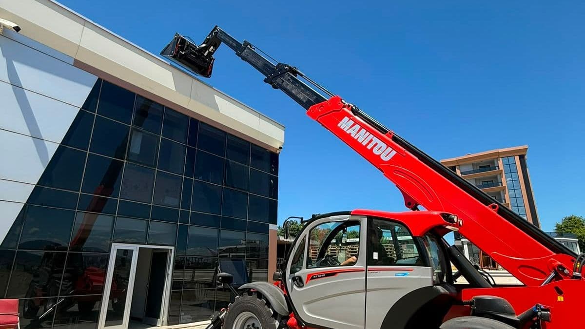 Samsun teleskopik yükleyici kiralama — Manitou bomu bina cephesine uzanmış